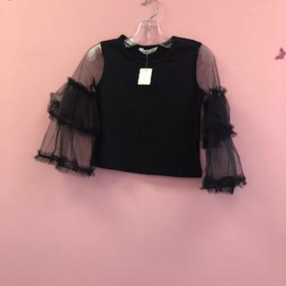 Black T with wide arm sleeves